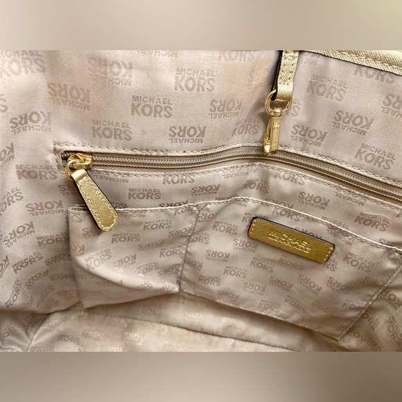 MICHAEL KORS Limited Edition Hearts Jet Set Travel Carryall Tote - Picture 14 of 15